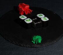 Маки ролл с огурцом