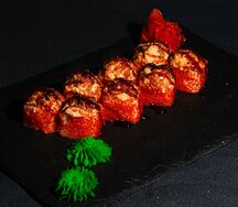 Теплый ролл из лосося и угря