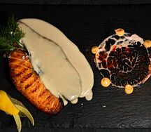 Лосось на гриле в сливочно-икорном соусе