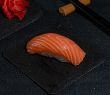 Суши с лососем