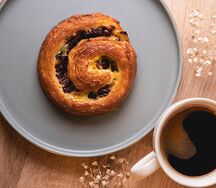 Улитка с заварным кремом и клюквой