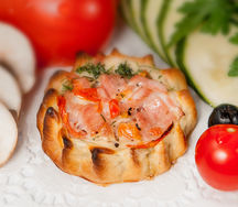 Перепечки с ветчиной, томатами и сыром