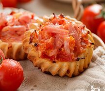 Перепечки с ветчиной, томатами и моцареллой