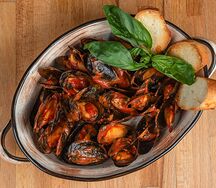 Мидии в томатном соусе с базиликом