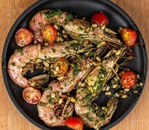 Жареные лангустины в соусе песто с кедровым орехом