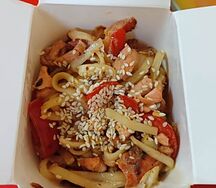 Лапша с лососем и овощами в сливочном соусе