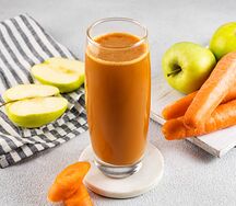 Свежевыжатый сок из яблока и моркови