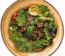 Теплый салат с куриной печенью и овощами