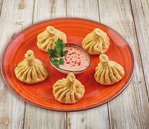 Жареные мини-хинкали с бараниной и соусом от Деда