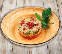 Салат из печеных баклажанов с томатами и грецким орехом
