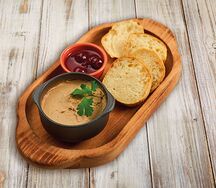 Куриный паштет с вишневым соусом и пшеничными гренками