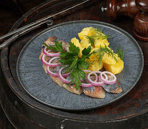 Сельдь с отварным картофелем