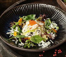 Крабовый салат с икрой лосося