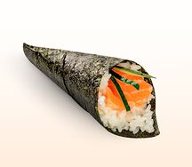 Ручной ролл с копченым лососем