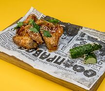 Куриные крылья с соусом сладкий чили