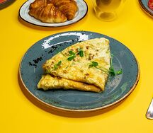 Омлет с сыром, томатами и беконом