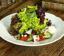 Салат с овощами, спаржей и ростками сои