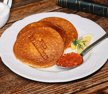 Икра камчатского лосося с пшенными блинами