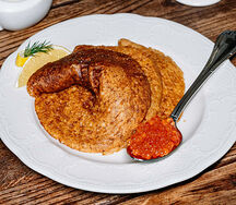 Икра камчатского лосося с блинами из гречневой крупы