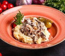Бефстроганов с картофельным пюре