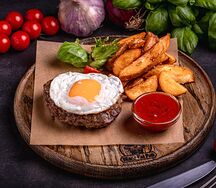 Бифштекс с яйцом и картофелем Айдахо