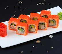 Калифорния с креветкой в соусе спайси