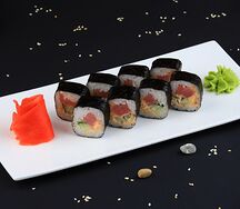 Ролл с тунцом в соусе спайси