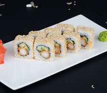 Ролл с креветкой в кунжуте