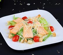 Салат Цезарь с лососем