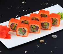 Калифорния с тунцом в соусе спайси