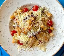 Салат Цезарь с курицей