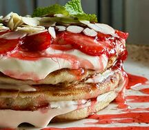 Панкейки с клубникой и сливочным кремом