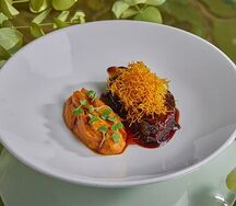 Телячьи щёчки с пюре из батата