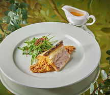 Стерлядь подкопчённая с орзо и соусом биск