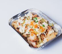 Картошка фри из печи с курицей и сыром
