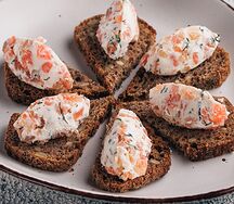 Слабосолёный лосось со сливочным сыром на ломтиках хлеба
