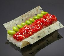 Хенд ролл с тунцом Еллоуфин в остром соусе в маменори