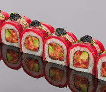 Ролл из тунца Еллоуфин с тобико и ореховым соусом