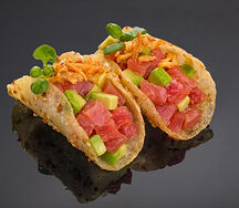 Тако с тунцом елллоуфин, авокадо и соусом Юзу (2 шт)