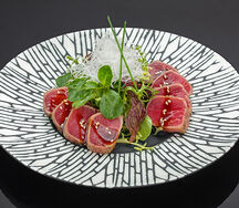 Салат сашими с татаки из тунца еллоуфин