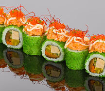 Ролл из камчатского краба и маринованных овощей с острым соусом