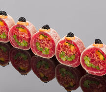 Ролл сашими из тунца Еллоуфин с манго, спаржей и ореховым соусом