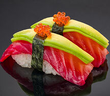 Суши Слабосоленый лосось Гравлакс с авокадо и икрой форели