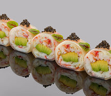 Ролл сашими из камчатского краба с черной икрой и авокадо в остром соусе