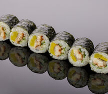 Ролл с копченым угрем, дайконом и огурцом