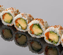 Ролл из гребешка в темпуре со шпинатом и тобико