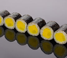 Ролл с маринованной редькой