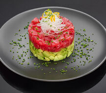 Тар-Тар из тунца Еллоуфин с соусом Юзу