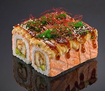 Ролл из лосося татаки, копченого угря, авокадо с соусом Бешамель и Унаги