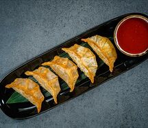 Гёдза ручной лепки с грушей и горгонзолой